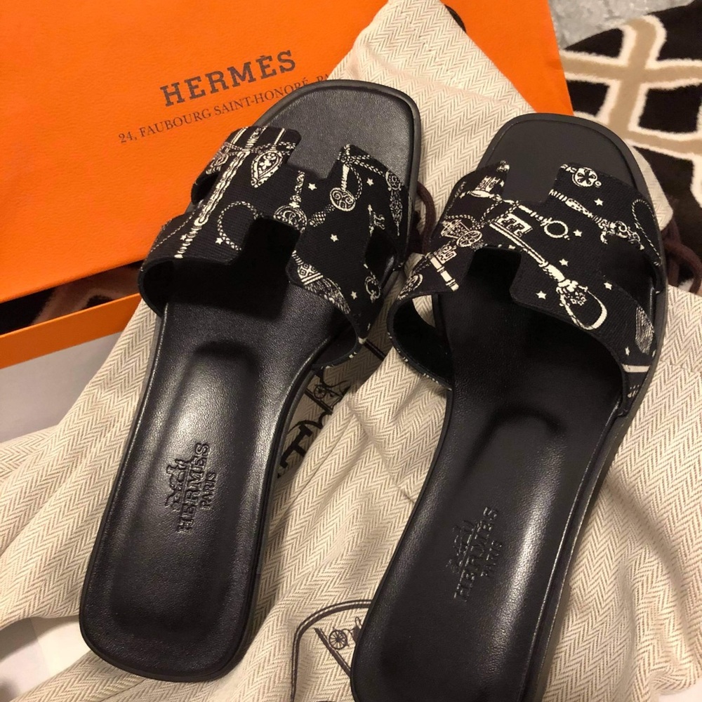 Never used. Hermes Oran Sandal Size 35